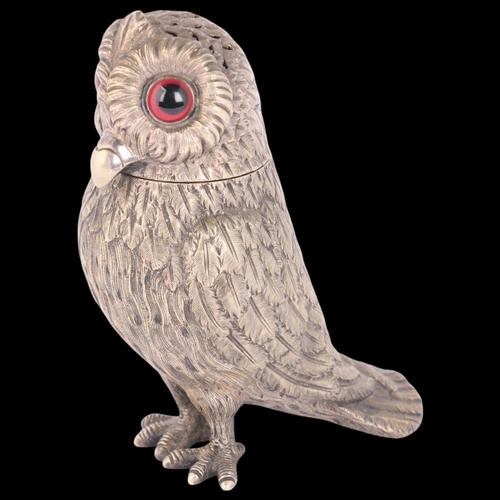 1634 - A Victorian silver plated novelty owl muffineer/sugar shaker, circa 1880, realistically formed with ... 