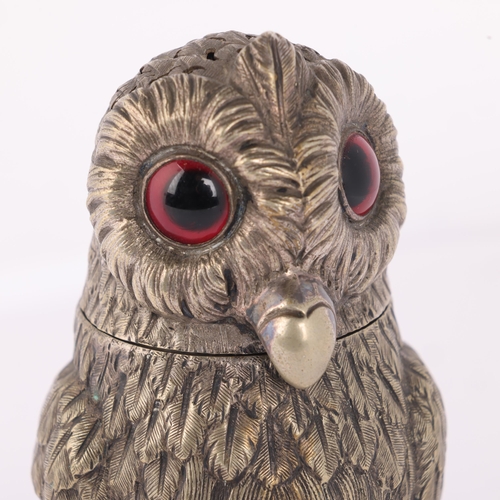 1634 - A Victorian silver plated novelty owl muffineer/sugar shaker, circa 1880, realistically formed with ... 