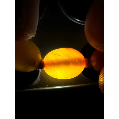 1176 - A group of amber beads, mostly 9.6mm, 8.4g