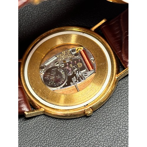 1021 - KUTCHINSKY - an 18ct gold 'Saudi Arabia Emblem' quartz wristwatch, maroon dial with gilt quarterly d... 