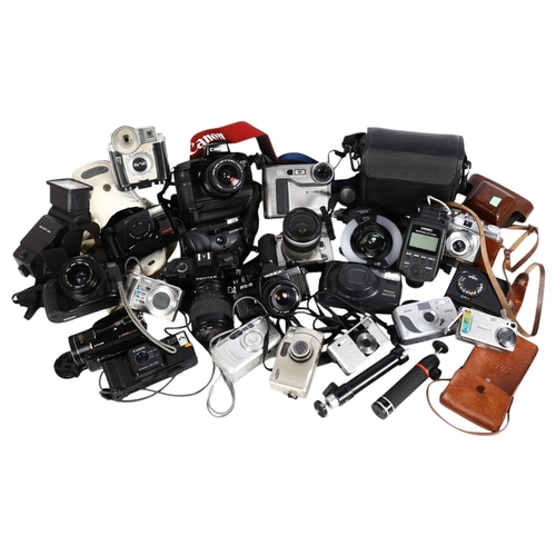 271 - A selection of Vintage cameras and other accessories, including a Minolta Dynax 500SI, a Canon EOS5,... 