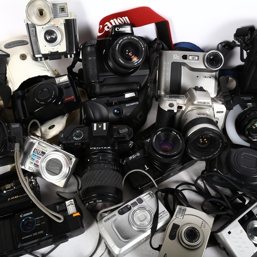 271 - A selection of Vintage cameras and other accessories, including a Minolta Dynax 500SI, a Canon EOS5,... 