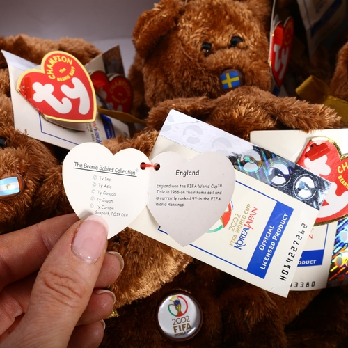 411 - A full set of 2002 World Cup Ty-Beanie Bears of all 32 countries including England, H20cm