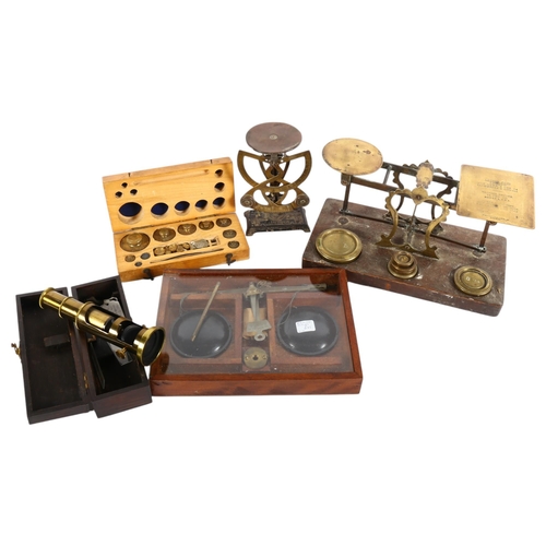 500 - A Victorian brass postal scale and weights, on oak base, L26cm, a cased balance scale with a set of ... 