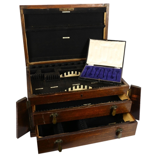 559 - An early 20th century oak table-top Wellington cutlery box with 2 fitted drawers