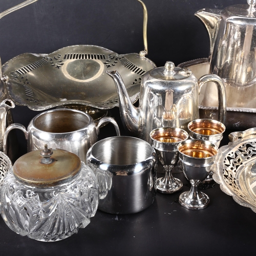 571 - A quantity of mixed silver plated ware, including swing-handled baskets, teaware, serving dishes, et... 