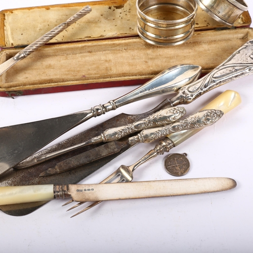 620 - A group of silver items, including 2 napkin rings, 2 silver-handled shoe horns, etc