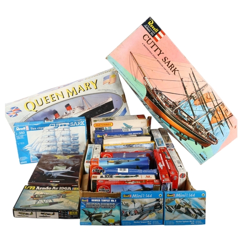 674 - Revel boxed kits for the Queen Mary and Cutty Sark, and a boxful of Corgi and Airfix etc aeroplane k... 