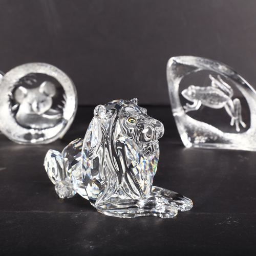 710 - A group of glass ornaments including Mats Jonasson frog, H7.5cm, and seal