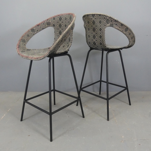 2523 - A set of three mid-century style bar stools in the manner of Carl Jacobs, with upholstered seats on ... 