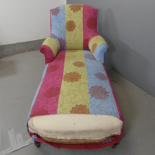 2594 - A French chaise longue. Overall length 165cm, height 92cm, width 82cm. For re-upholstery.