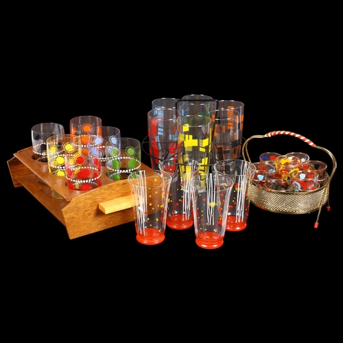 923 - A quantity of 1960s and '70s Vintage drinking glasses, in various polka dot design and other, in ass... 