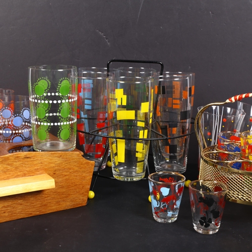 923 - A quantity of 1960s and '70s Vintage drinking glasses, in various polka dot design and other, in ass... 