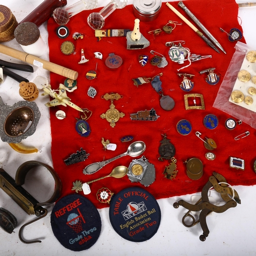 962 - A box of various items, including glass knife rests, a Hughes's pocket balance, various badges, butt... 