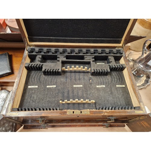 559 - An early 20th century oak table-top Wellington cutlery box with 2 fitted drawers