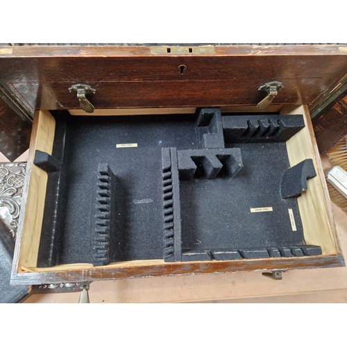 559 - An early 20th century oak table-top Wellington cutlery box with 2 fitted drawers