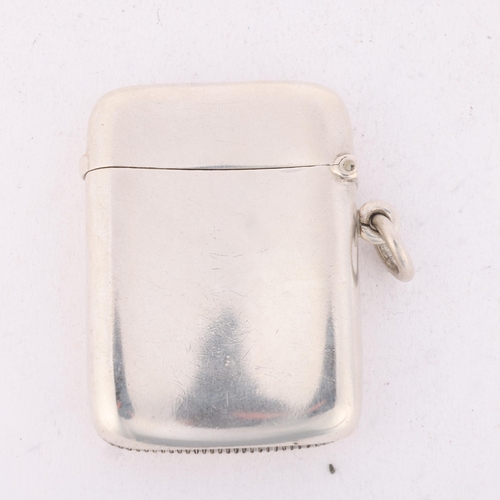 260 - An Edwardian silver Vesta case, maker JT, Birmingham 1903, curved plain rectangular form with gilt i... 