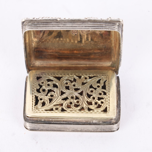 64 - A George IV silver vinaigrette, William Smith, Birmingham 1830, rectangular form with engine turned ... 