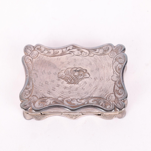 71 - An early Victorian silver vinaigrette, Edward Smith, Birmingham 1844, shaped rectangular form with c... 