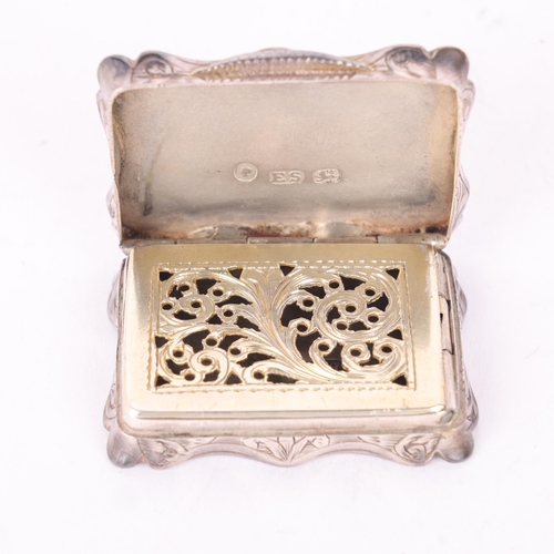 71 - An early Victorian silver vinaigrette, Edward Smith, Birmingham 1844, shaped rectangular form with c... 