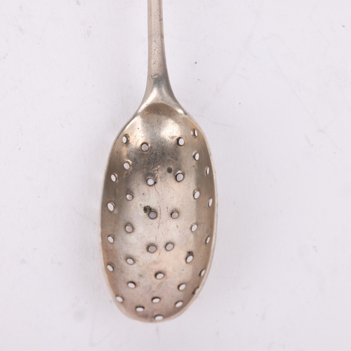 77 - An Antique 18th century silver Rat Tail pattern mote spoon, with pierced bowl and pointed terminal, ... 