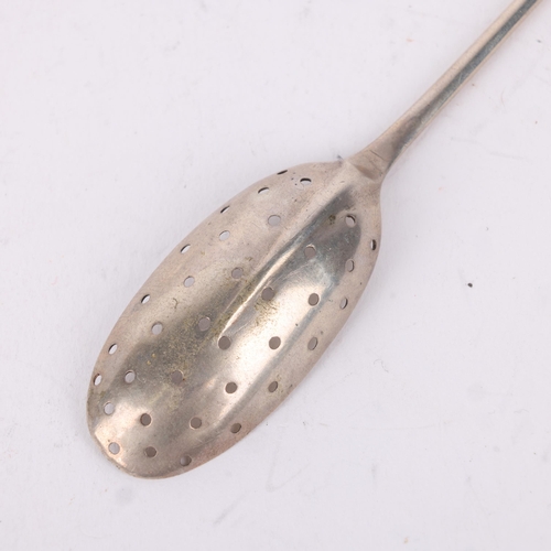 77 - An Antique 18th century silver Rat Tail pattern mote spoon, with pierced bowl and pointed terminal, ... 