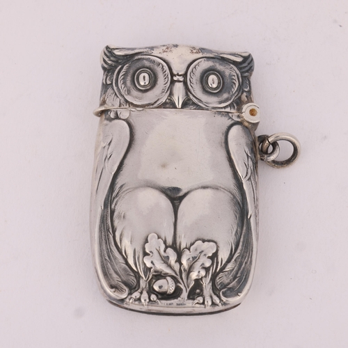 86 - An Edwardian novelty silver 'Owl' Vesta case, Gourdel Vales & Co, import hallmarks Birmingham 1904, ... 