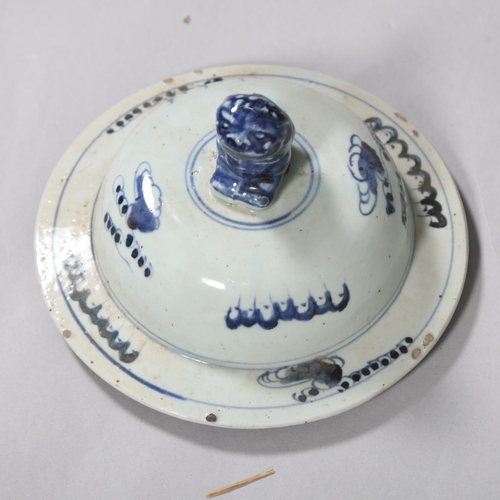 61 - A pair of Chinese blue and white jars and covers, with dragon decoration, height 55cm