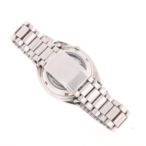 1016 - SEIKO 5 - a stainless steel automatic calendar bracelet watch, ref. 7S26-0480, silvered textured dia... 