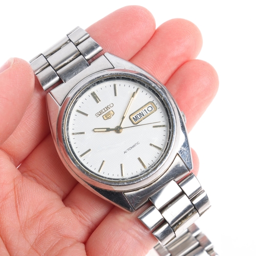 1016 - SEIKO 5 - a stainless steel automatic calendar bracelet watch, ref. 7S26-0480, silvered textured dia... 