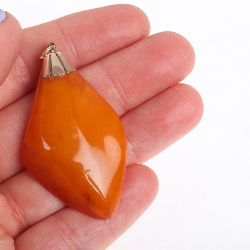 1218 - A Vintage 9ct gold mounted amber pendant, 49.3mm, 5.7g