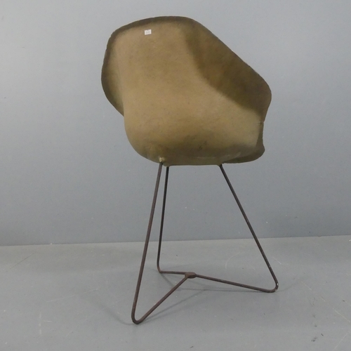 2055 - A mid-century Scandinavian fibreglass shell chair on tri-form iron wire base, understood to be a pro... 