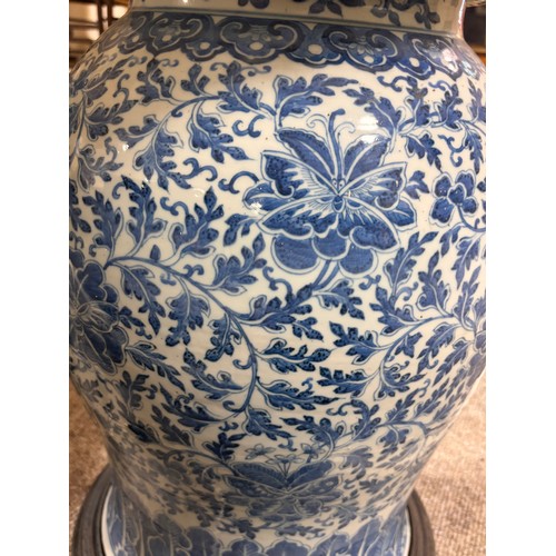 52 - A large pair of Chinese blue and white porcelain lamps on wooden bases, height to top of covers 65cm