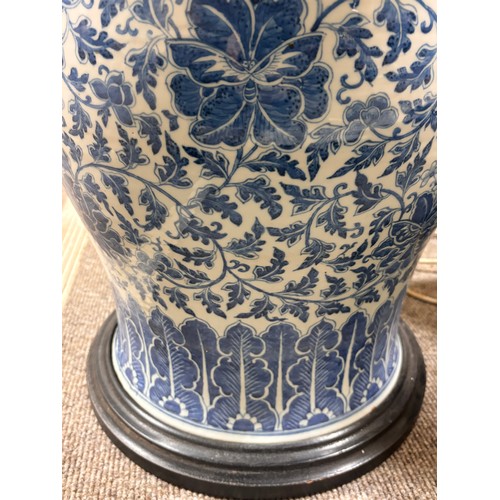 52 - A large pair of Chinese blue and white porcelain lamps on wooden bases, height to top of covers 65cm