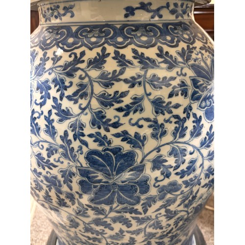 52 - A large pair of Chinese blue and white porcelain lamps on wooden bases, height to top of covers 65cm