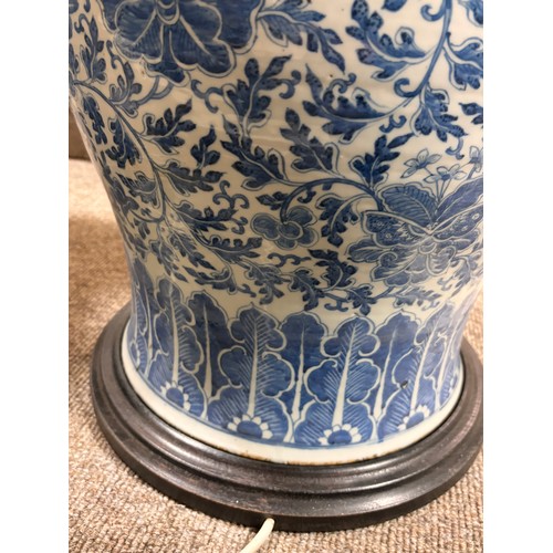 52 - A large pair of Chinese blue and white porcelain lamps on wooden bases, height to top of covers 65cm