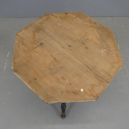 2308 - An antique painted pine Gypsy table, the circular top on bobbin turned tripod base. Diameter 52cm, h... 