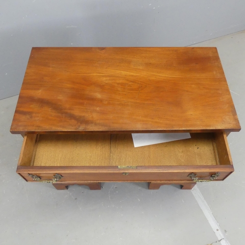 2337 - A reproduction Georgian style kneehole writing desk. Overall width 81cm, height 72cm, depth 42cm. Kn... 