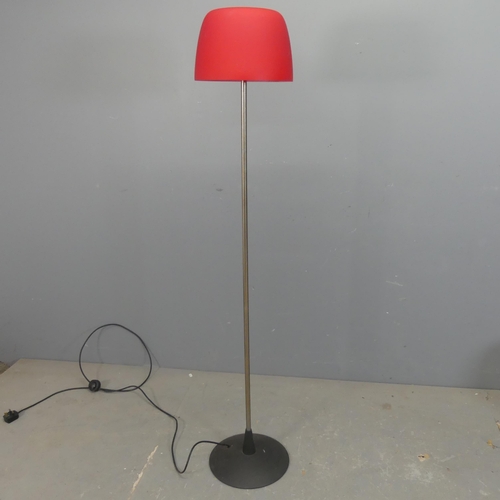 2450 - A mid-century Italian Foscarini Murano Lumiere Lettura floor lamp with metal base and ruby glass sha... 