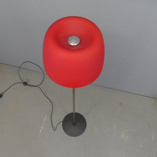 2450 - A mid-century Italian Foscarini Murano Lumiere Lettura floor lamp with metal base and ruby glass sha... 