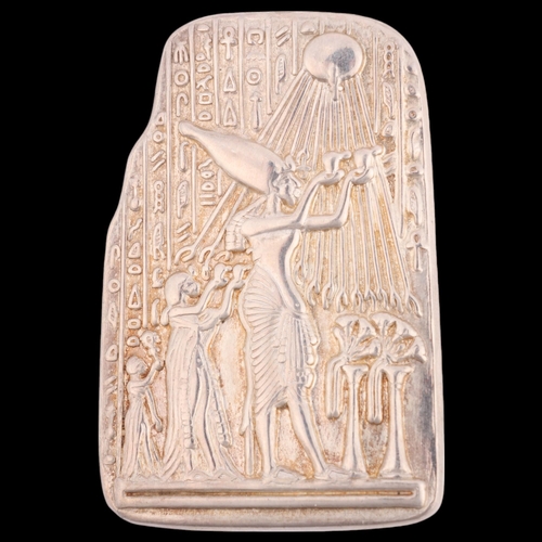 627 - An Egyptian silver 'Pharaoh Akhenaten And Family Worshipping The Aten' brooch/pendant, 51.9mm, 17.4g