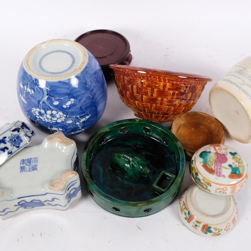 160 - A group of Chinese ceramics, including a small famille vert circular box and cover, with figural dec... 