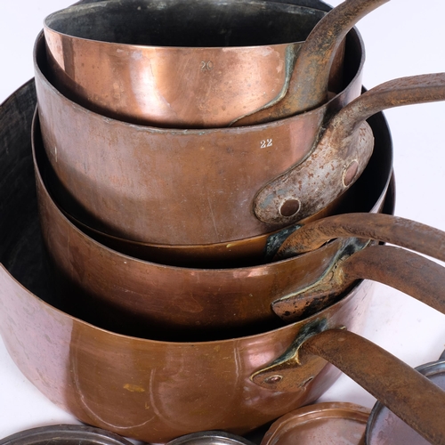 185 - 5 Victorian graduated tin-lined copper saucepans, with 5 saucepan lids