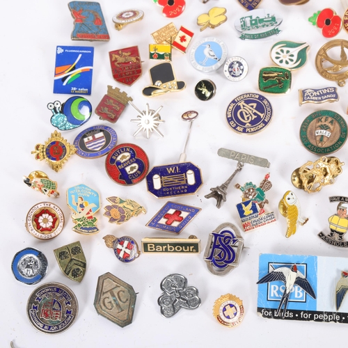 468 - A quantity of badges and brooches, including 1966 World Cup Willie