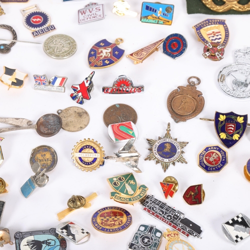 471 - Various badges and brooches, including WVS Civil Defence, etc