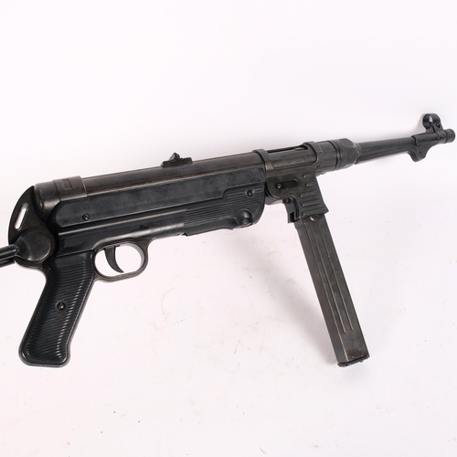 58 - A replica copy of a German MP40 machinegun with magazine, L82cm