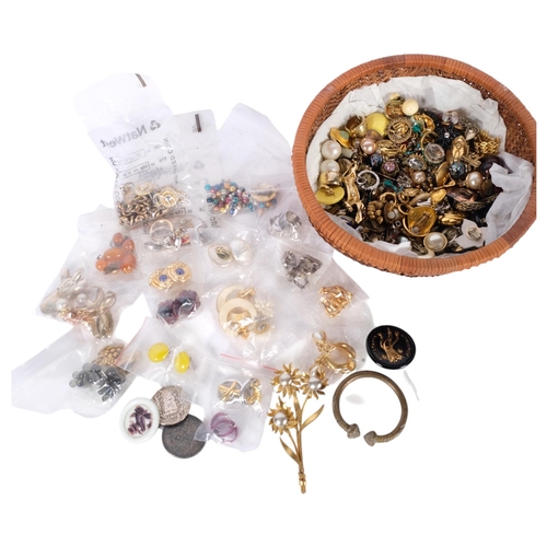 558 - A quantity of Vintage costume jewellery earrings and brooches