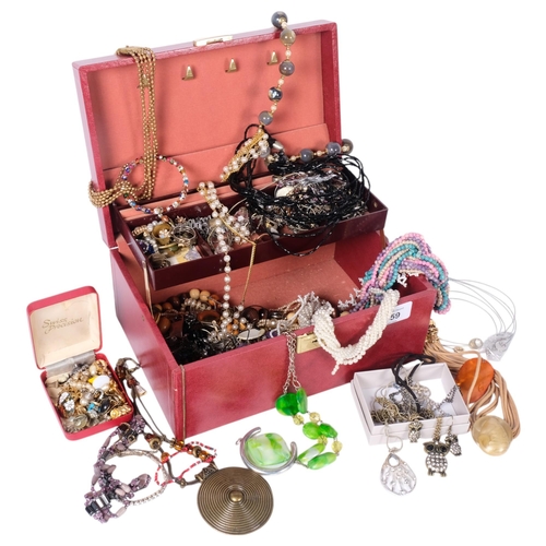 559 - A quantity of costume jewellery, including pearl torsade necklace, earrings, bracelets, rings, etc