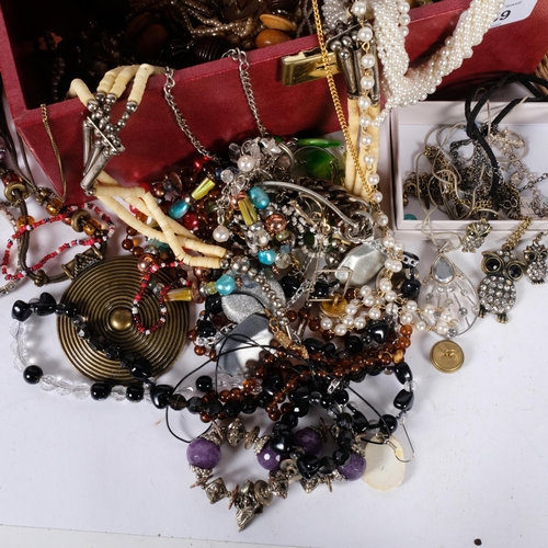 559 - A quantity of costume jewellery, including pearl torsade necklace, earrings, bracelets, rings, etc