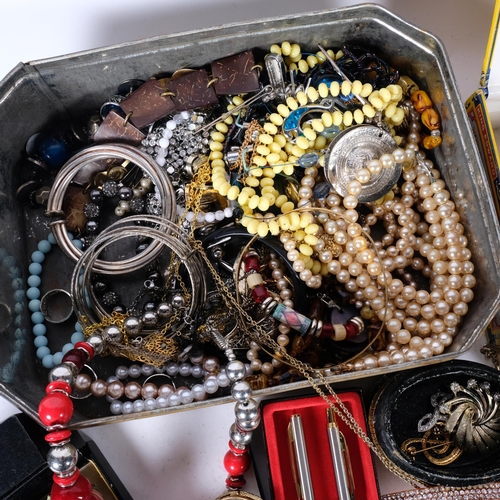 561 - A quantity of costume jewellery, including pearl necklaces, bead bracelets, pens, etc